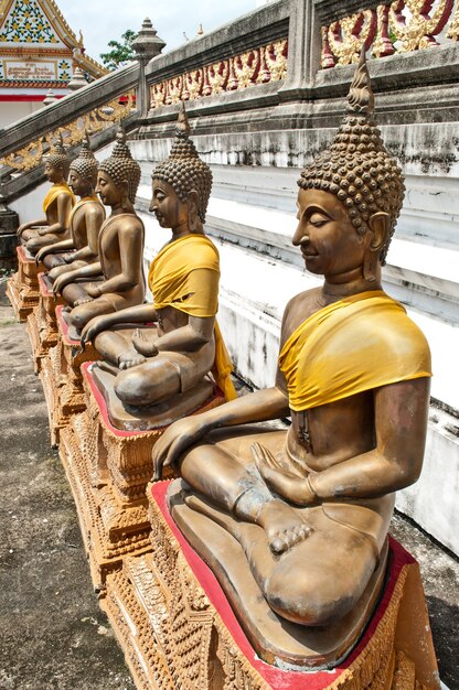 L'antica statua del Buddha a Bangkok in Tailandia