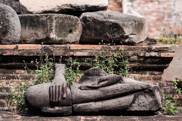 L'antica statua del buddha fu distrutta durante la testa del warno nella provincia di Ayutthaya in Thailandia