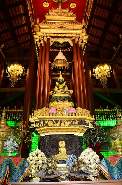 L'antica statua di Buddha di Smeraldo o Phra Kaeo Morakot per il popolo thailandese viaggiatori visita rispetto preghiera benedizione desiderio santo mistero del tempio Wat Phra Kaew o Pa Ya o Pa Yea a Chiang Rai Thailandia