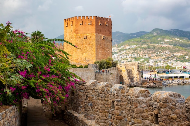 L'antica Torre Rossa Kizil Kule nel porto di Alanya, in Turchia