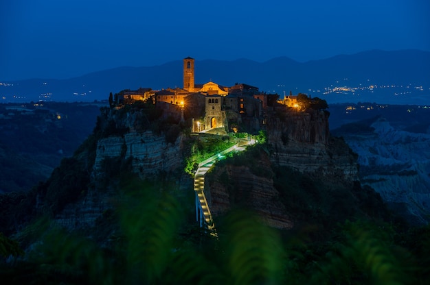 L'antico borgo di Civita di Bagnoregio, chiamato anche la città che muore, nella regione della Tuscia, Italia, all'ora blu