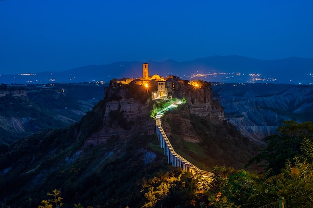 L'antico borgo di Civita di Bagnoregio, chiamato anche la città che muore, nella regione della Tuscia, Italia, all'ora blu