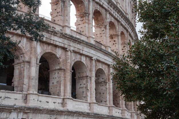 L'antico Colosseo romano dettaglio degli archi esterni Roma Italia