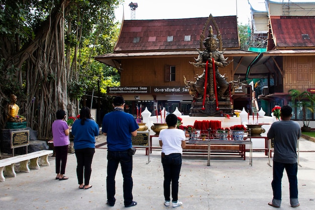 L'antico re Thao Wessuwan o l'antica statua gigante di Vasavana Kuvera per i thailandesi, i viaggiatori, visitano, rispettano, pregano, benedicono, desiderano il sacro mistero, adorano il 13 dicembre 2022 a Suphan Buri, Thailandia