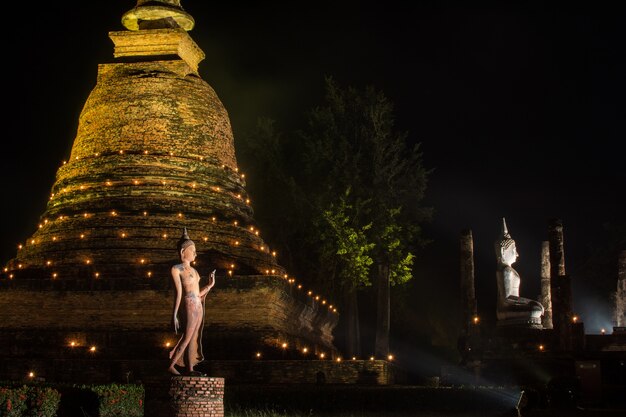 L'antico tempio buddista di Wat Sa Si nel crepuscolo serale. Parco storico del Sukhothai, Thailandia