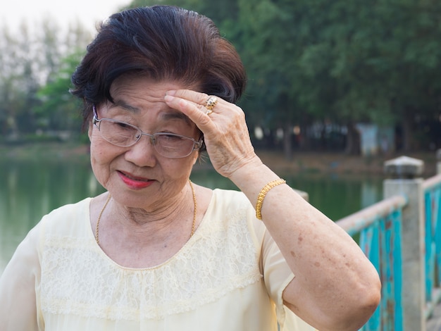 L&#39;anziana donna asiatica portava gli occhiali. non era a suo agio con i mal di testa.