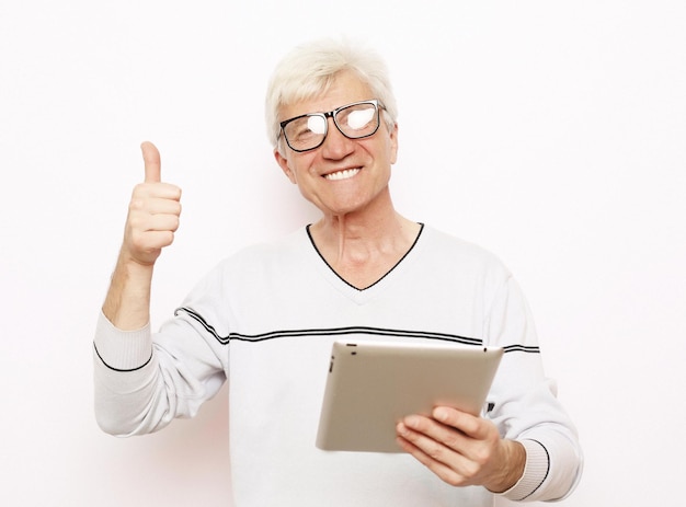 L'anziano dai capelli grigi comunica con la sua famiglia su un tablet