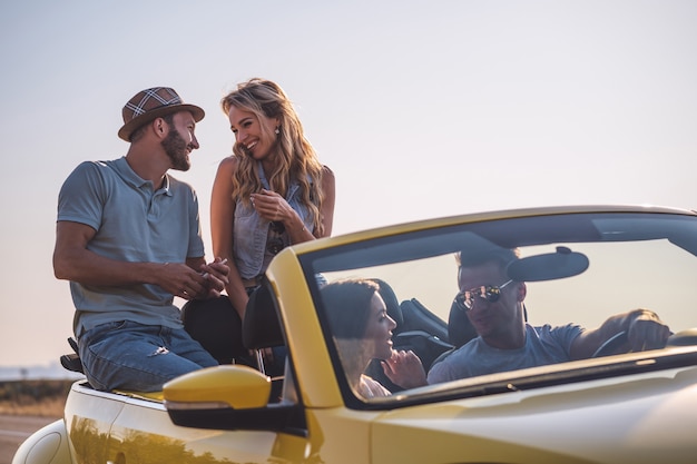 L'appuntamento romantico in una cabriolet gialla