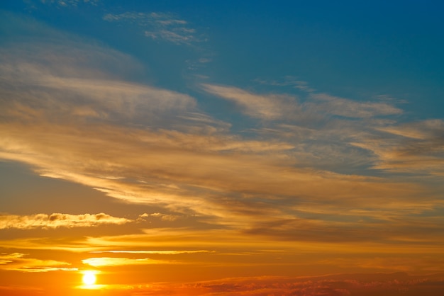 L&#39;arancio del cielo del tramonto si rannuvola il blu