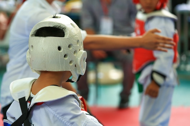 L'arbitro dà il segnale ai giovani atleti di Taekwondo