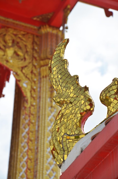 L'architettura decora l'esterno e l'edificio dal design antico della chiesa di ubosot nel monastero reale del tempio di Wat Bang Phai nella città di Bangbuathong nella provincia di Nonthaburi in Thailandia