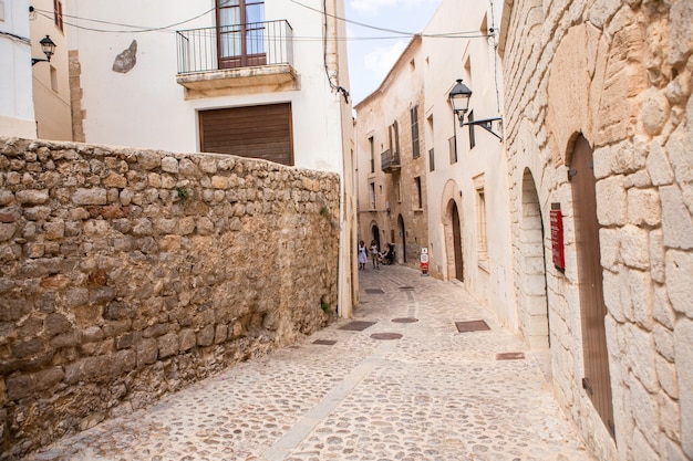 L'architettura dell'isola di Ibiza Un'affascinante strada bianca e vuota nel centro storico di Eivissa