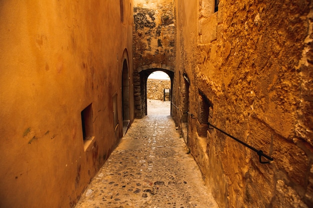 L'architettura dell'isola di Ibiza Un'affascinante strada bianca e vuota nel centro storico di Eivissa