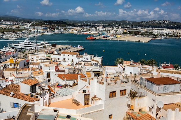 L'architettura dell'isola di Ibiza Un'affascinante strada bianca e vuota nel centro storico di Eivissa