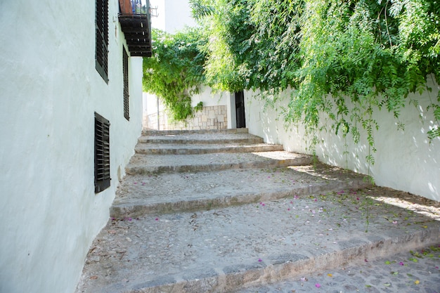 L'architettura dell'isola di Ibiza Un'affascinante strada bianca e vuota nel centro storico di Eivissa