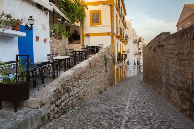 L'architettura dell'isola di Ibiza Un'affascinante strada bianca e vuota nel centro storico di Eivissa