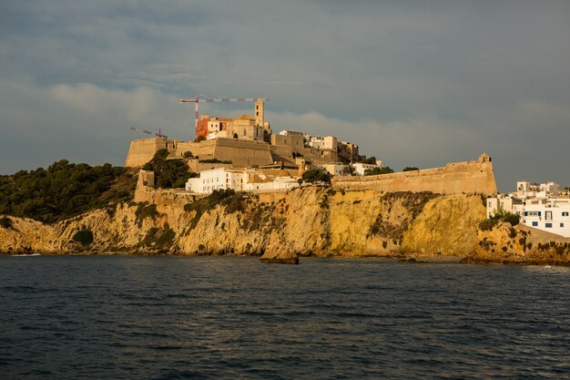 L'architettura dell'isola di Ibiza Un'affascinante strada bianca e vuota nel centro storico di Eivissa