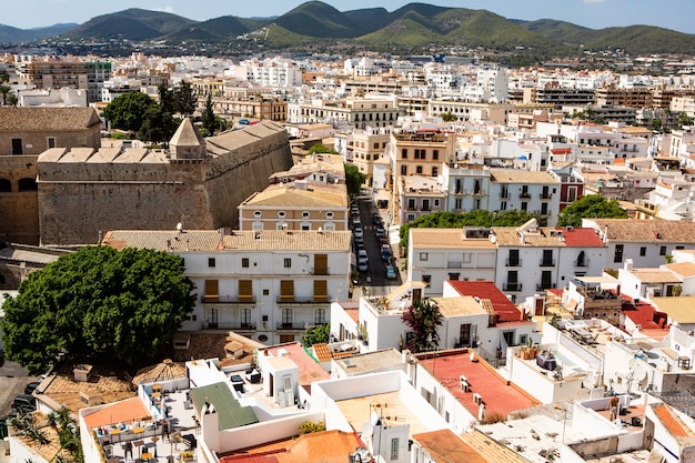 L'architettura dell'isola di Ibiza Un'affascinante strada bianca e vuota nel centro storico di Eivissa
