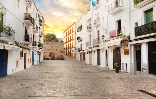 L'architettura dell'isola di Ibiza Un'affascinante strada bianca e vuota nel centro storico di Eivissa