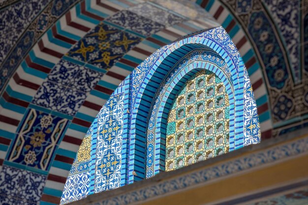 L'architettura musulmana della Cupola della Roccia Gerusalemme piastrelle di mosaico sulla moschea