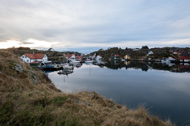 L'arcipelago Rovaer a Haugesund, nella costa occidentale norvegese. Piccolo insediamento sul mare.