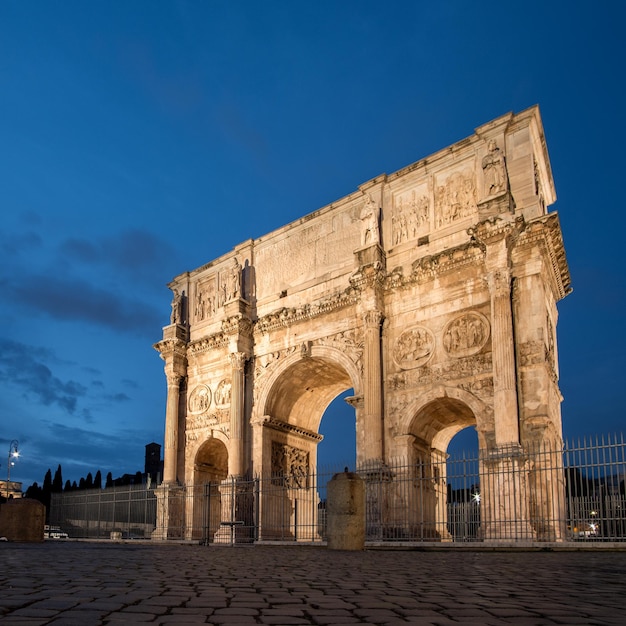 L'Arco di Tito all'ora blu nel Foro Romano a Roma