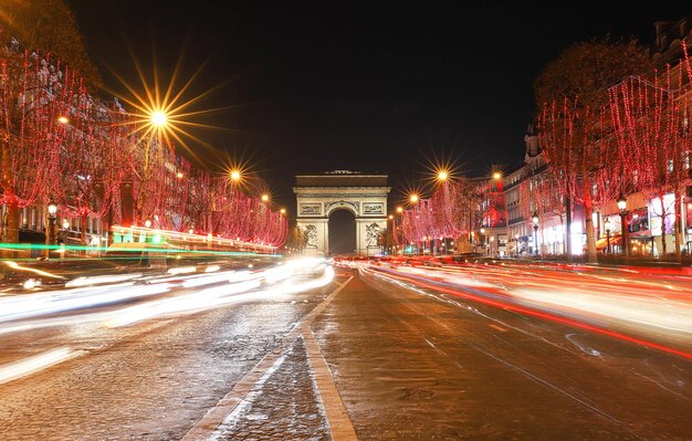 L'Arco di Trionfo e il viale degli Champs Elysees illuminati per il Natale 2018 a Parigi