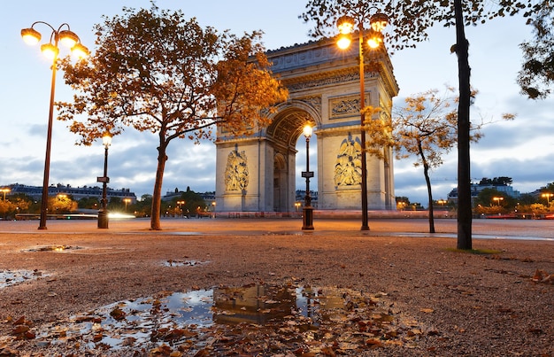 L'Arco di Trionfo in serata Parigi Francia