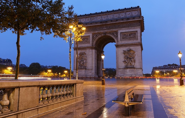 L'Arco di Trionfo in serata Parigi Francia