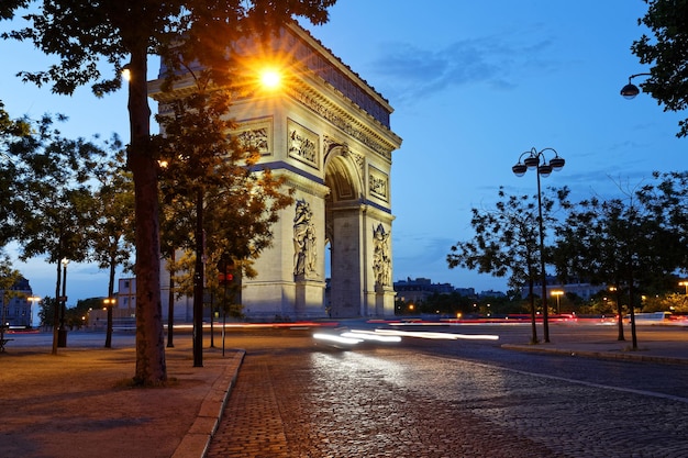 L'Arco di Trionfo in serata Parigi Francia