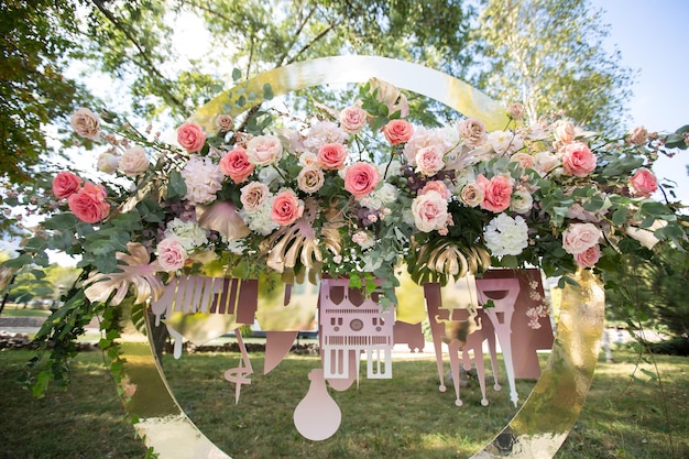 L'arco nuziale decorato con fiori si trova nell'area lussuosa della cerimonia nuziale