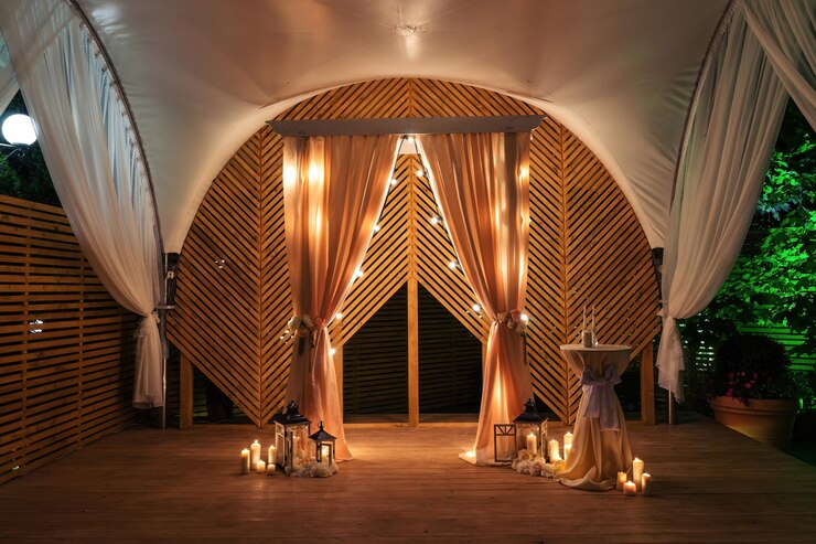 L'arco nuziale è bellissimo di notte con candele e lanterne
