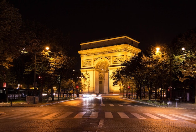 L'arco trionfale di notte Parigi Francia