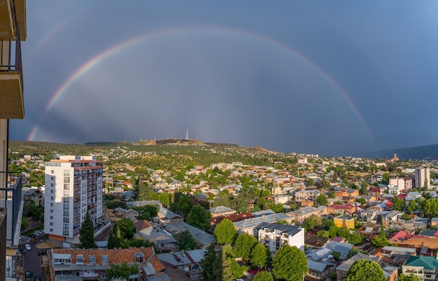 L'arcobaleno domina la città