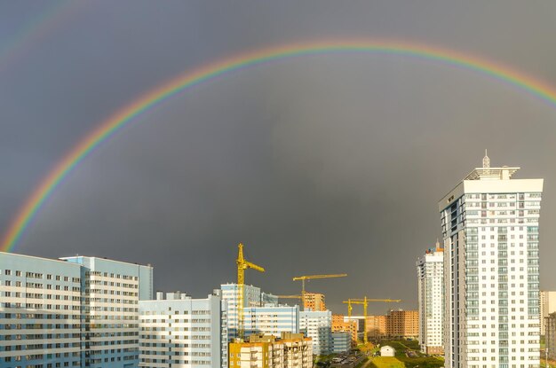 L'arcobaleno si estende sui grattacieli della città