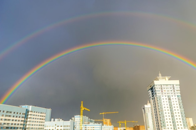 L'arcobaleno si estende sui grattacieli della città