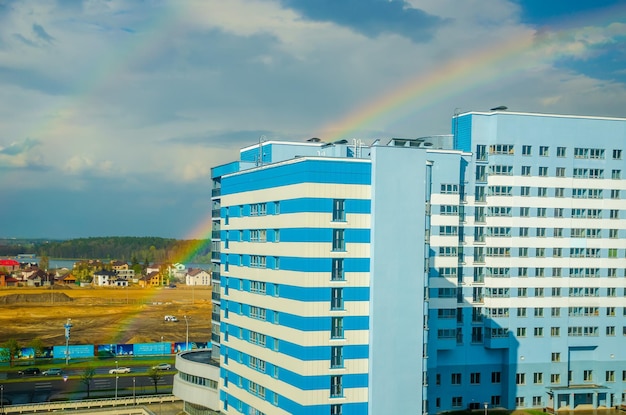 L'arcobaleno si estende sui grattacieli della città