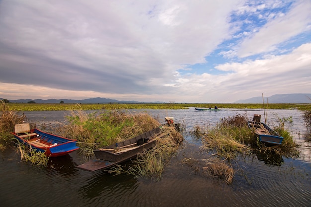 L&#39;area allagata della diga in campagna con barche da pesca.