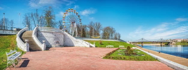 L'argine anteriore del Volga a Tver e il ponte Starovolzhsky all'inizio della mattina di primavera