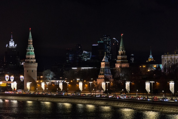 L'argine del fiume Moscova vicino al Cremlino nella notte