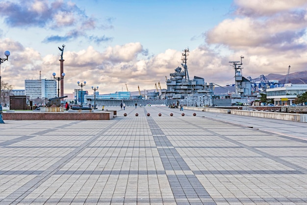 L'argine dell'ammiraglio Serebryakov e il museo dell'incrociatore Mikhail Kutuzov