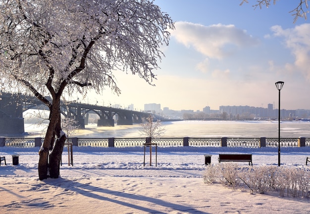 L'argine di Michael in inverno. Il ponte Oktyabrsky sul fiume Ob conduce al distretto di Gorsky