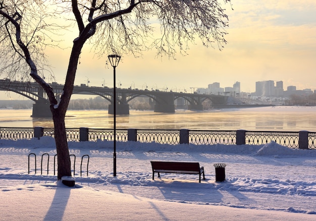 L'argine di Michaels in inverno Il ponte Oktyabrsky sul fiume Ob conduce al distretto di Gorsky