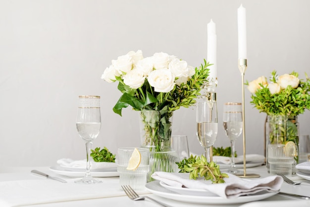 L'arredamento di nozze Decorazione della tavola di nozze con rose bianche