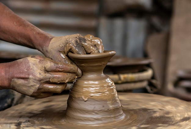 L'arte della lavorazione della ceramica di argilla a Bhaktapur Nepal