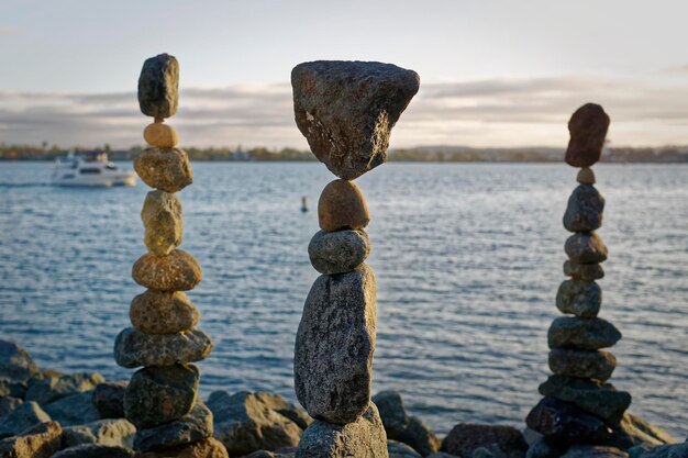 L'arte di bilanciare la roccia con l'acqua e il cielo sullo sfondo