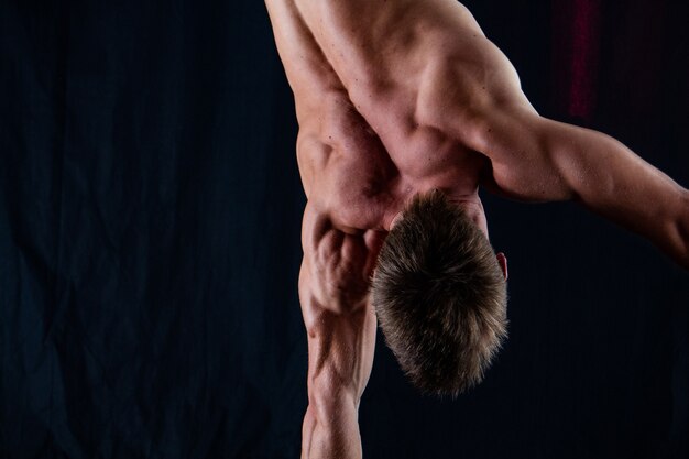 L'artista del circo mantiene l'equilibrio da un lato isolato