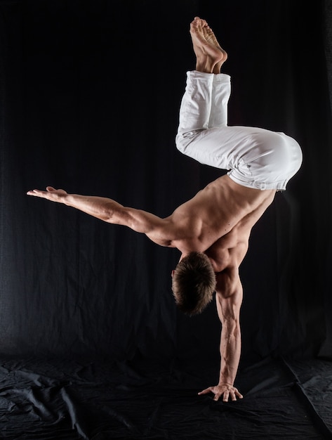 L'artista del circo mantiene l'equilibrio da un lato isolato