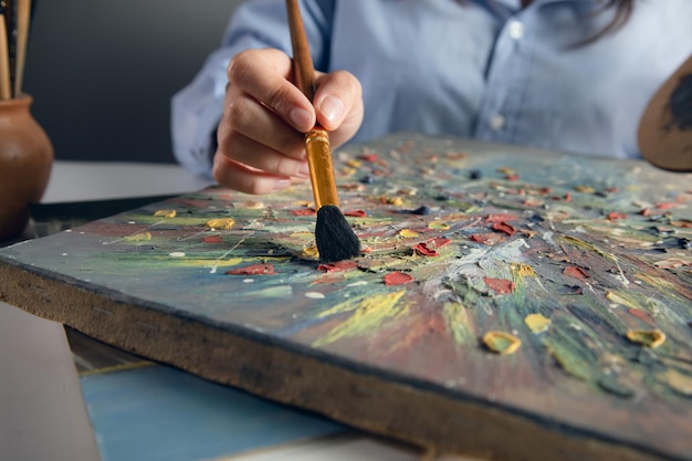 L'artista dipinge con un pennello in mano