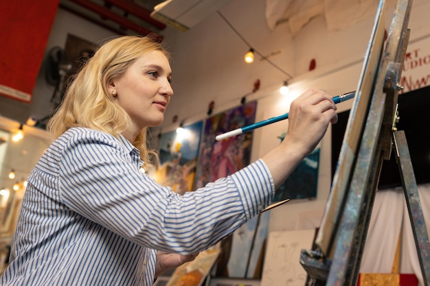 L'artista dipinge un quadro in studio